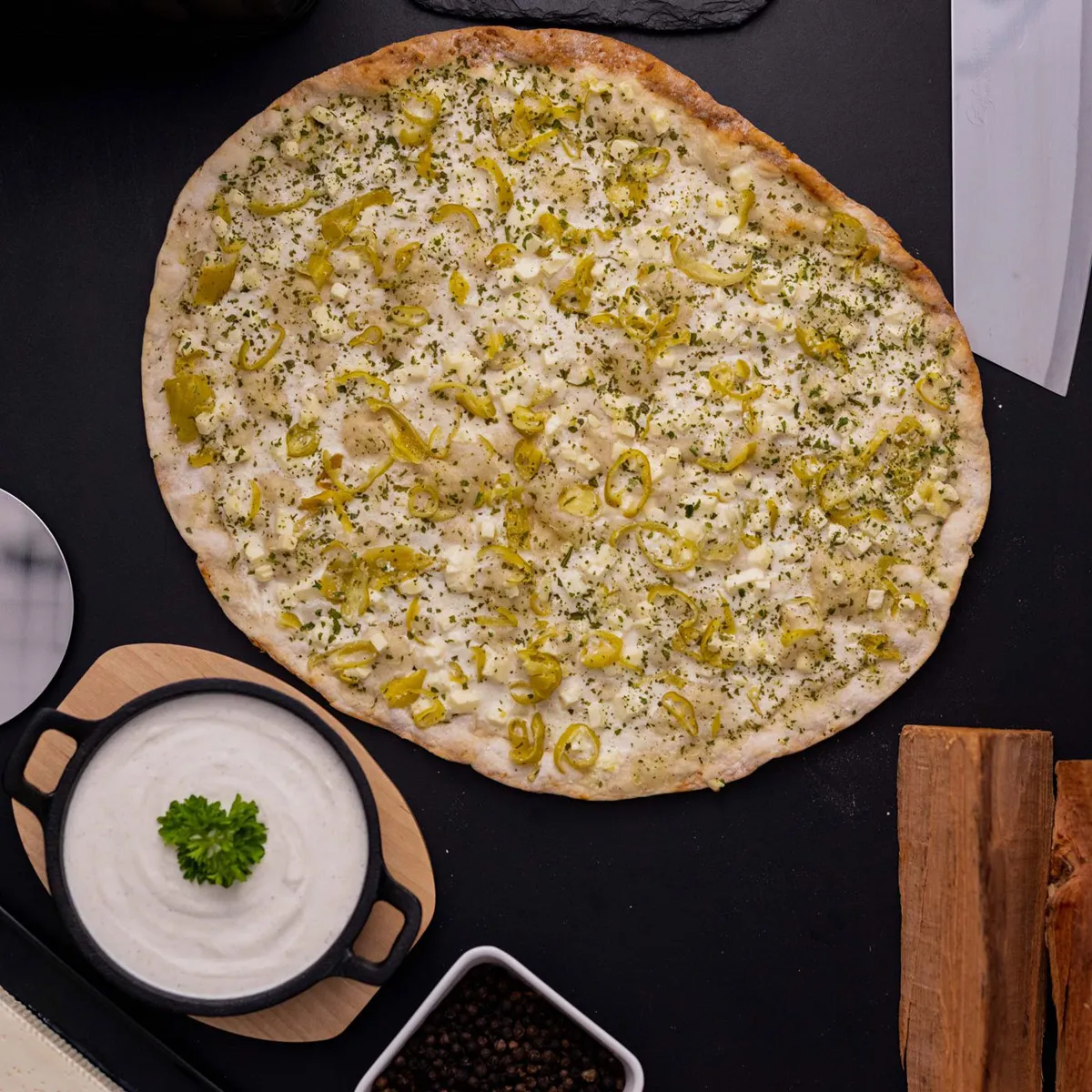 Griechischer Flammkuchen mit Feta und Peperoni