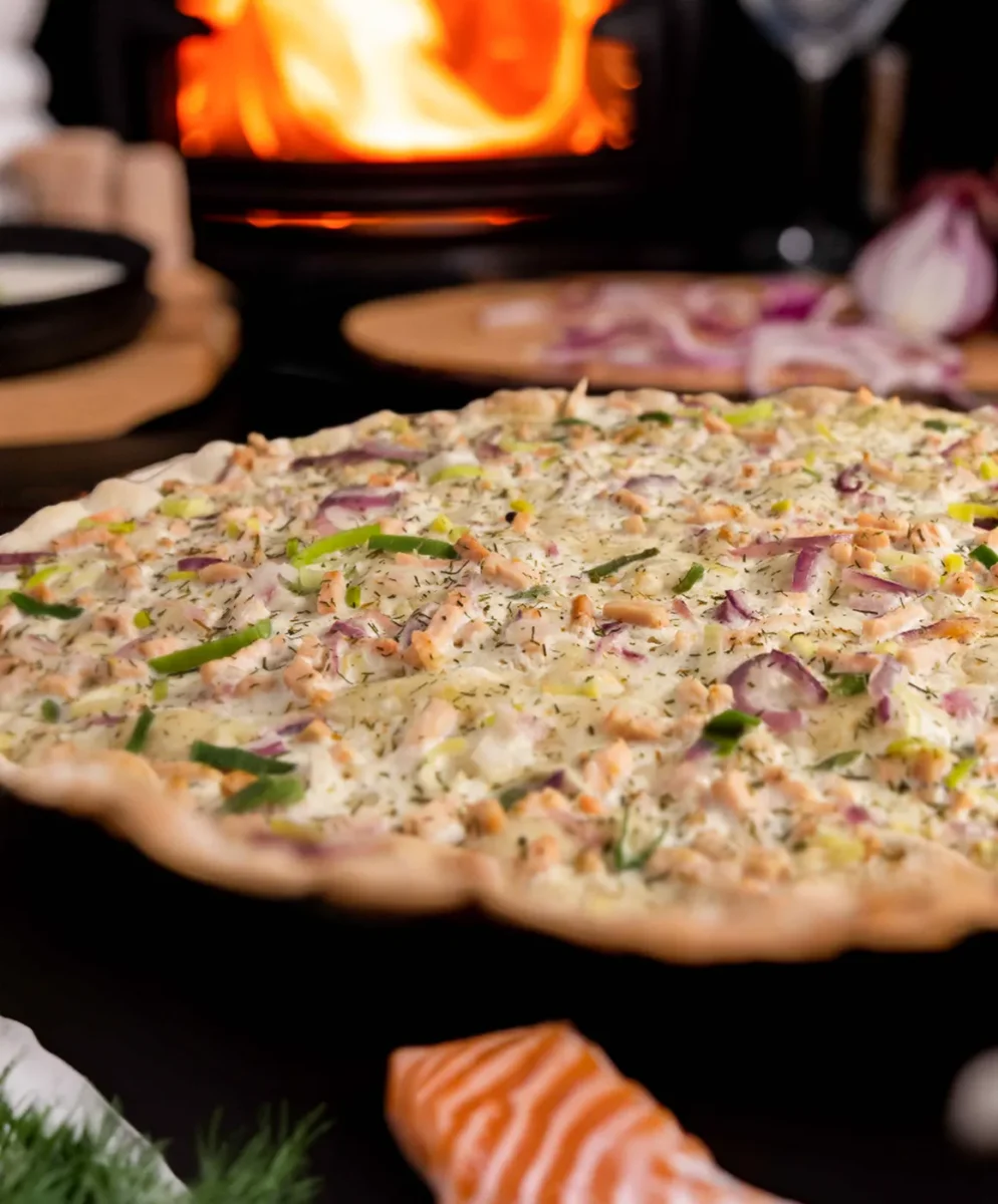 Flammkuchen im Holzofen gebacken