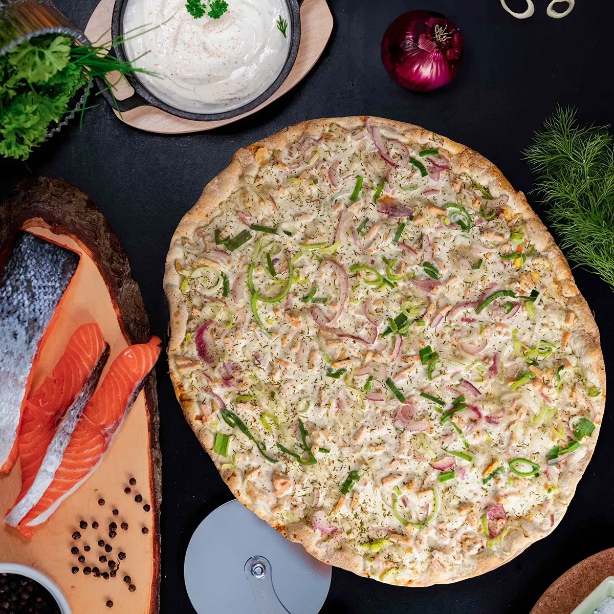 Nordischer Flammkuchen mit Lachs und Dill