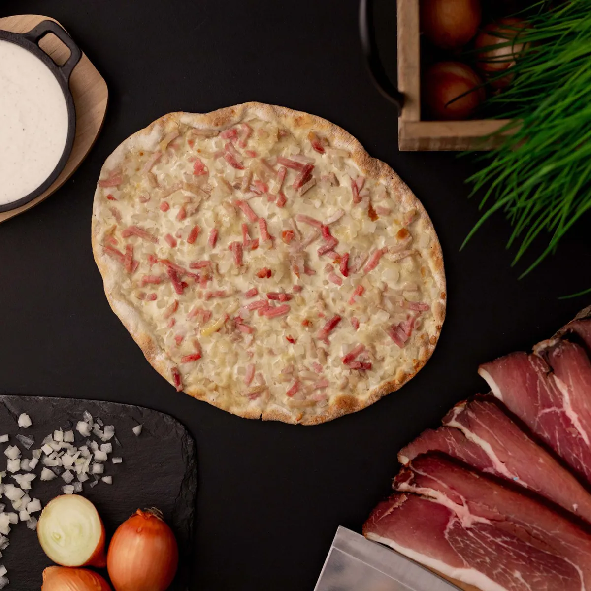 Flammkuchen Elsässer Art mit Speck und Zwiebeln